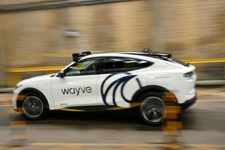 Stellantis spojila síly s Uberem a technologickou firmou Wayve. Budou pracovat na robotaxi - Novinky